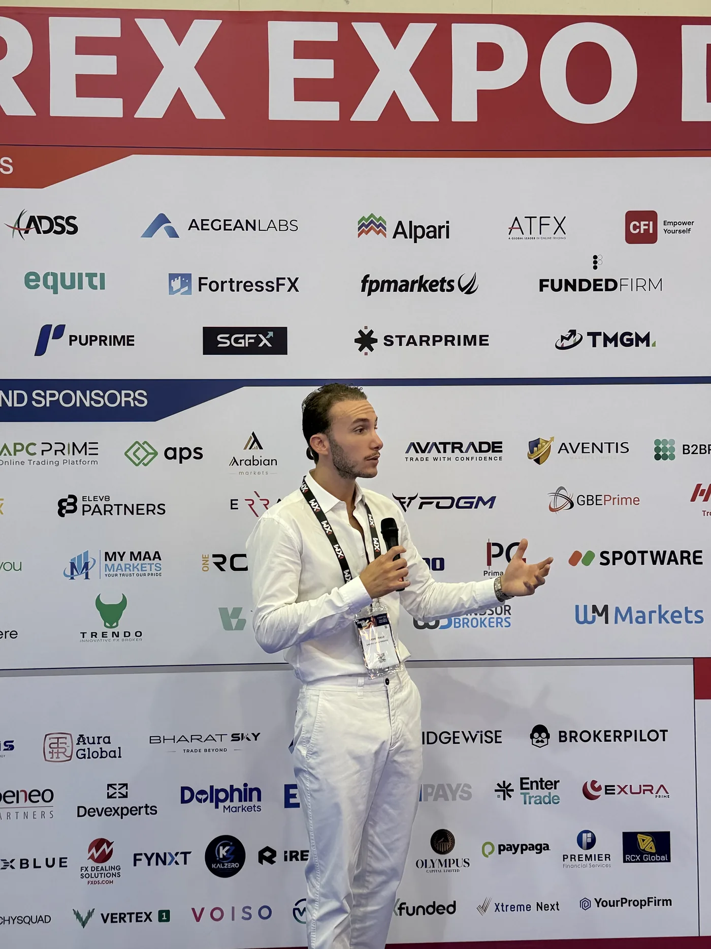 Sabri Malle, micrófono en mano, en la Forex Expo Dubai.