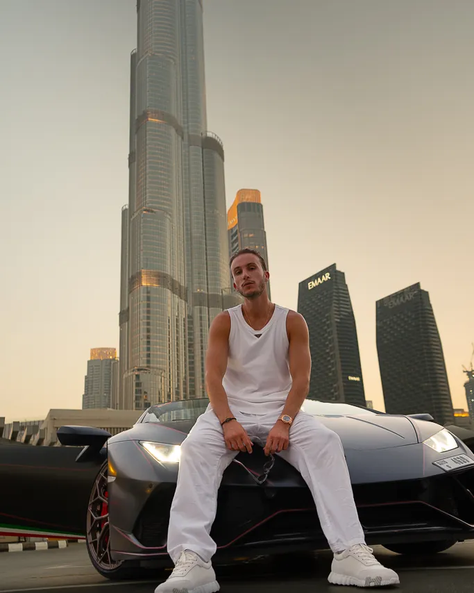 Sabri Malle al atardecer frente al Burj Khalifa.